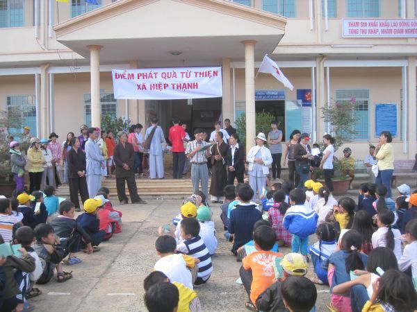 Lâm Đồng: Phát 500 phần quà Trung Thu và trao 30 suất học bổng