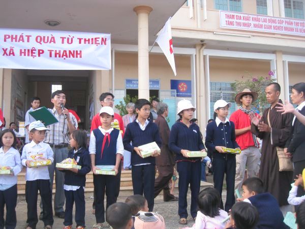 Lâm Đồng: Phát 500 phần quà Trung Thu và trao 30 suất học bổng