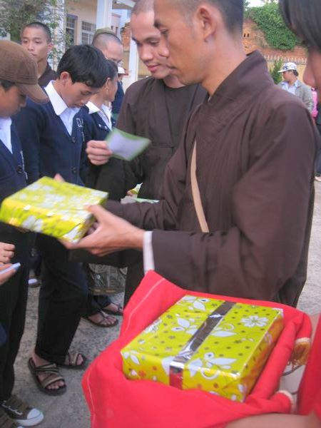 Lâm Đồng: Phát 500 phần quà Trung Thu và trao 30 suất học bổng