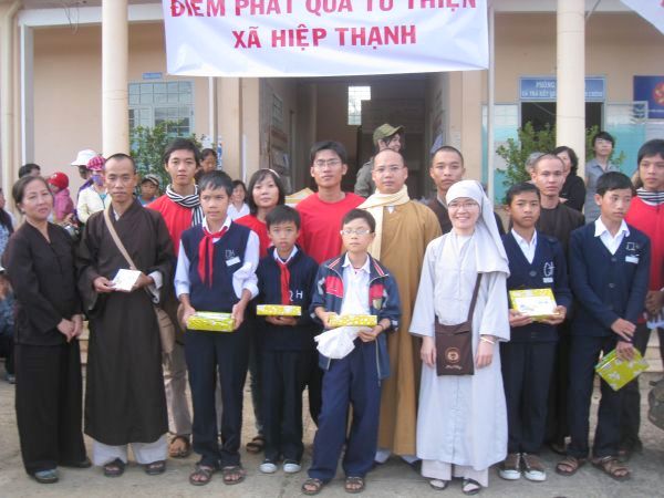 Lâm Đồng: Phát 500 phần quà Trung Thu và trao 30 suất học bổng