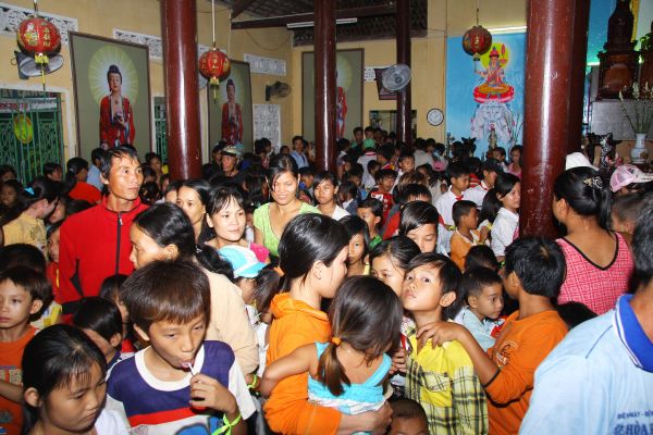 Đồng Tháp: Chùa Quan Âm cùng trẻ thơ vui đón Trung Thu