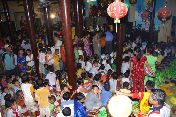 Đồng Tháp: Chùa Quan Âm cùng trẻ thơ vui đón Trung Thu
