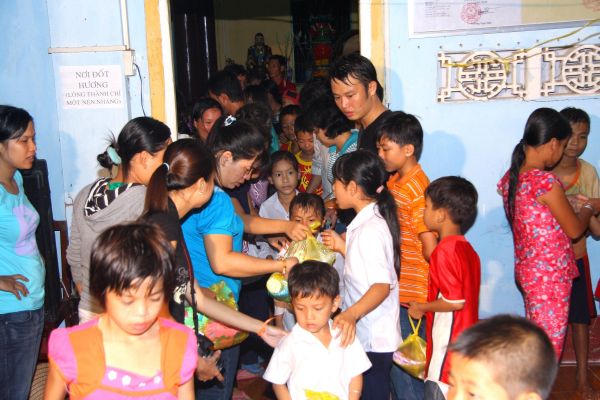 Đồng Tháp: Chùa Quan Âm cùng trẻ thơ vui đón Trung Thu