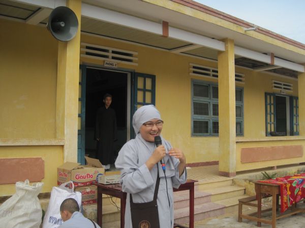 Phát 300 phần quà tại Quảng Nam và sự gặp gở người bạn chung trường ĐĐ. Thích Tâm Mẫn