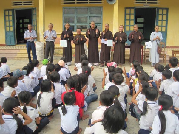 Phát 300 phần quà tại Quảng Nam và sự gặp gở người bạn chung trường ĐĐ. Thích Tâm Mẫn