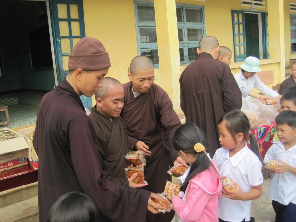 Phát 300 phần quà tại Quảng Nam và sự gặp gở người bạn chung trường ĐĐ. Thích Tâm Mẫn