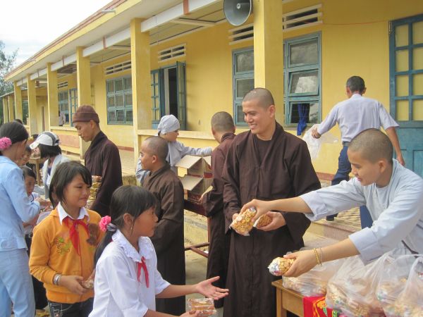 Phát 300 phần quà tại Quảng Nam và sự gặp gở người bạn chung trường ĐĐ. Thích Tâm Mẫn