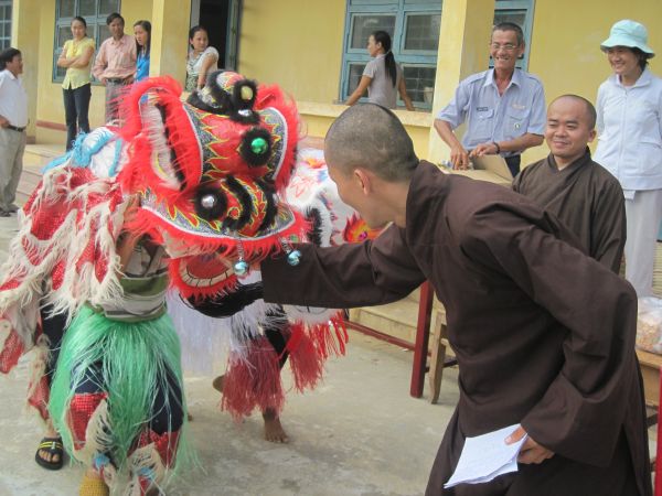 Phát 300 phần quà tại Quảng Nam và sự gặp gở người bạn chung trường ĐĐ. Thích Tâm Mẫn