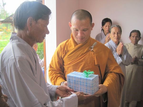 Phát 300 phần quà tại Quảng Nam và sự gặp gở người bạn chung trường ĐĐ. Thích Tâm Mẫn