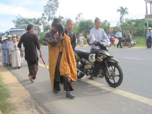 Phát 300 phần quà tại Quảng Nam và sự gặp gở người bạn chung trường ĐĐ. Thích Tâm Mẫn