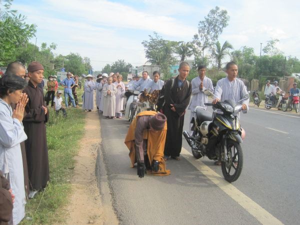 Phát 300 phần quà tại Quảng Nam và sự gặp gở người bạn chung trường ĐĐ. Thích Tâm Mẫn