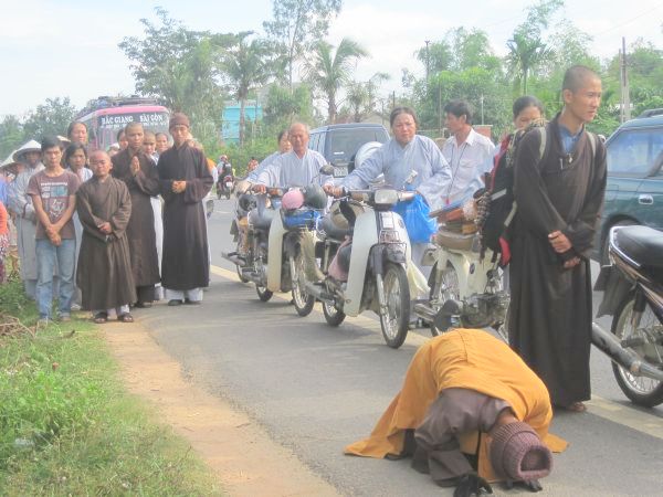 Phát 300 phần quà tại Quảng Nam và sự gặp gở người bạn chung trường ĐĐ. Thích Tâm Mẫn