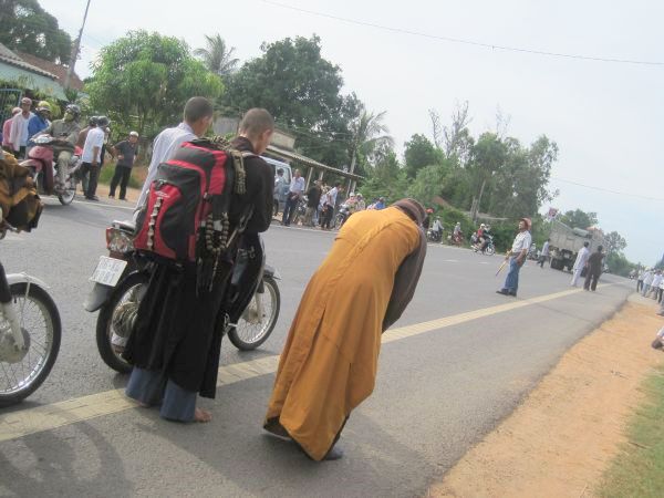 Phát 300 phần quà tại Quảng Nam và sự gặp gở người bạn chung trường ĐĐ. Thích Tâm Mẫn