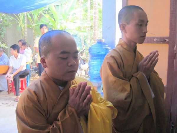 Quảng Ngãi: Huyền diệu đêm đốt nến cầu nguyện và phát 500 phần quà Trung thu