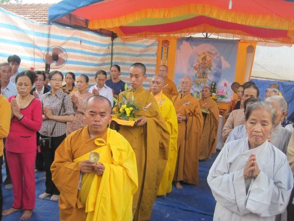 Quảng Ngãi: Huyền diệu đêm đốt nến cầu nguyện và phát 500 phần quà Trung thu