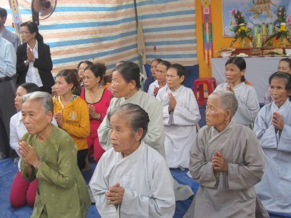 Quảng Ngãi: Huyền diệu đêm đốt nến cầu nguyện và phát 500 phần quà Trung thu