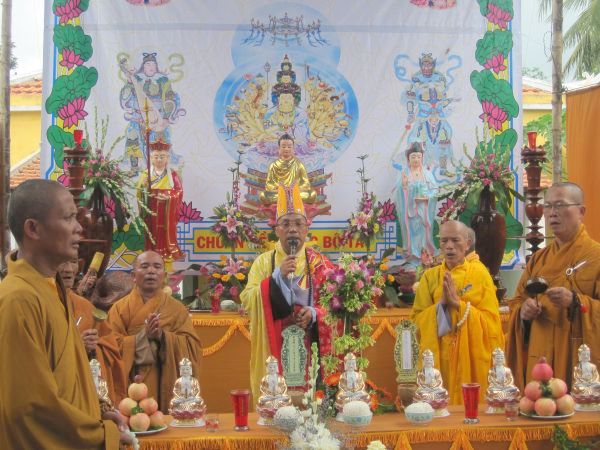 Quảng Ngãi: Huyền diệu đêm đốt nến cầu nguyện và phát 500 phần quà Trung thu