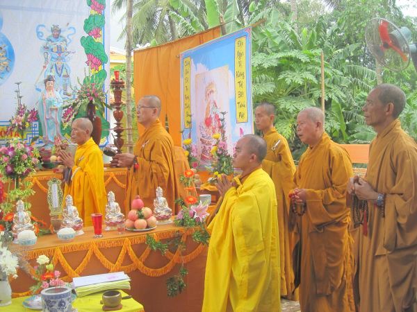 Quảng Ngãi: Huyền diệu đêm đốt nến cầu nguyện và phát 500 phần quà Trung thu