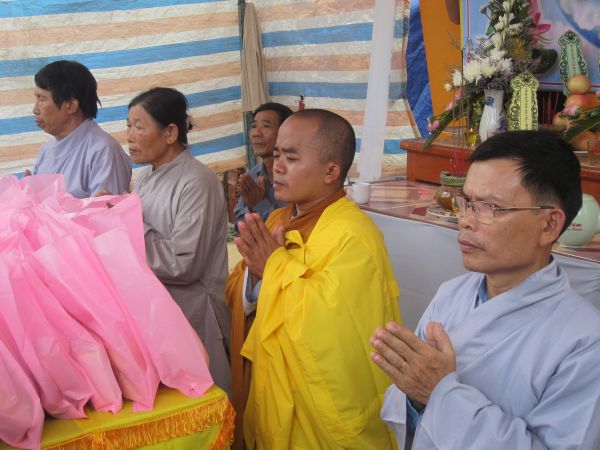 Quảng Ngãi: Huyền diệu đêm đốt nến cầu nguyện và phát 500 phần quà Trung thu