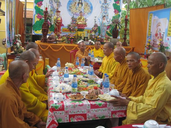 Quảng Ngãi: Huyền diệu đêm đốt nến cầu nguyện và phát 500 phần quà Trung thu