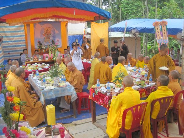 Quảng Ngãi: Huyền diệu đêm đốt nến cầu nguyện và phát 500 phần quà Trung thu