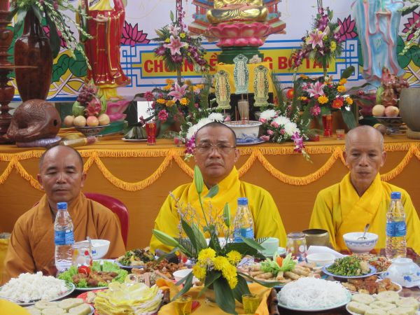 Quảng Ngãi: Huyền diệu đêm đốt nến cầu nguyện và phát 500 phần quà Trung thu