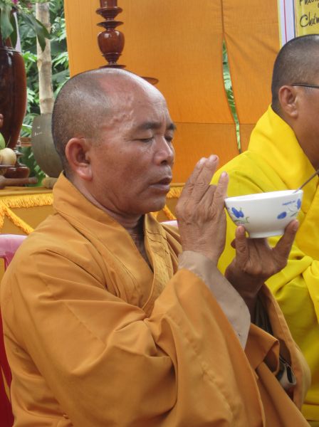 Quảng Ngãi: Huyền diệu đêm đốt nến cầu nguyện và phát 500 phần quà Trung thu