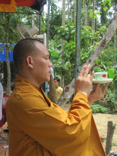 Quảng Ngãi: Huyền diệu đêm đốt nến cầu nguyện và phát 500 phần quà Trung thu