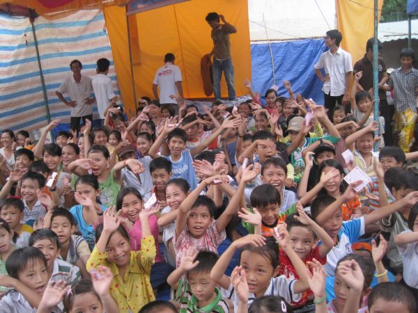 Quảng Ngãi: Huyền diệu đêm đốt nến cầu nguyện và phát 500 phần quà Trung thu