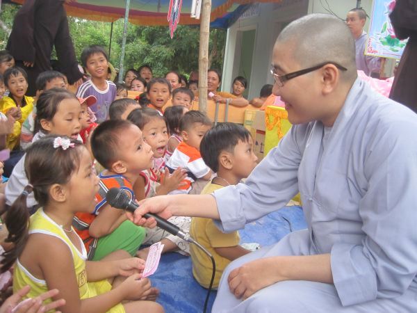 Quảng Ngãi: Huyền diệu đêm đốt nến cầu nguyện và phát 500 phần quà Trung thu