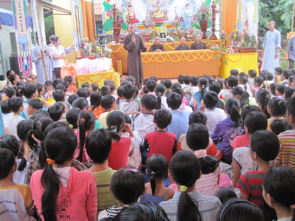 Quảng Ngãi: Huyền diệu đêm đốt nến cầu nguyện và phát 500 phần quà Trung thu