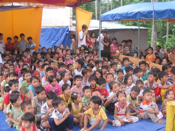 Quảng Ngãi: Huyền diệu đêm đốt nến cầu nguyện và phát 500 phần quà Trung thu