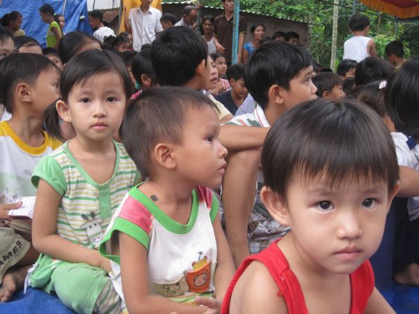 Quảng Ngãi: Huyền diệu đêm đốt nến cầu nguyện và phát 500 phần quà Trung thu