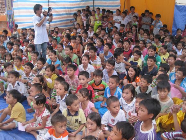 Quảng Ngãi: Huyền diệu đêm đốt nến cầu nguyện và phát 500 phần quà Trung thu