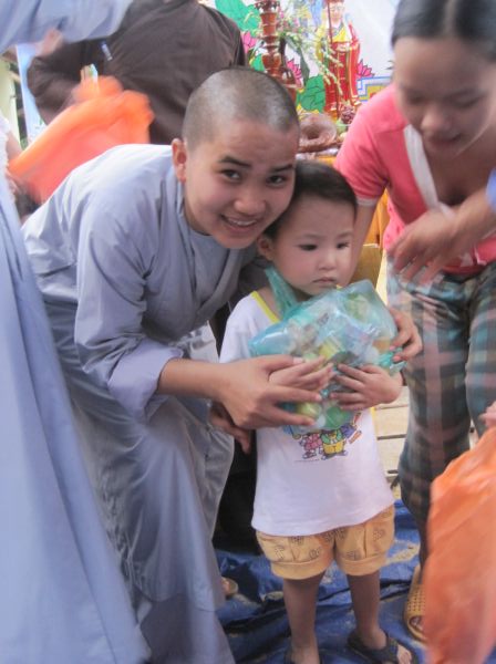 Quảng Ngãi: Huyền diệu đêm đốt nến cầu nguyện và phát 500 phần quà Trung thu