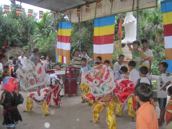 Quảng Ngãi: Huyền diệu đêm đốt nến cầu nguyện và phát 500 phần quà Trung thu