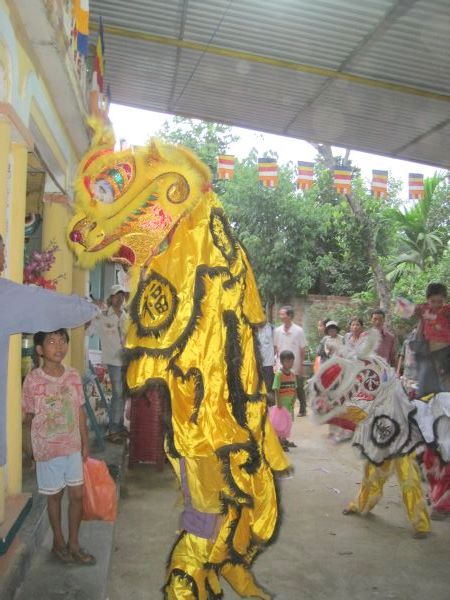 Quảng Ngãi: Huyền diệu đêm đốt nến cầu nguyện và phát 500 phần quà Trung thu