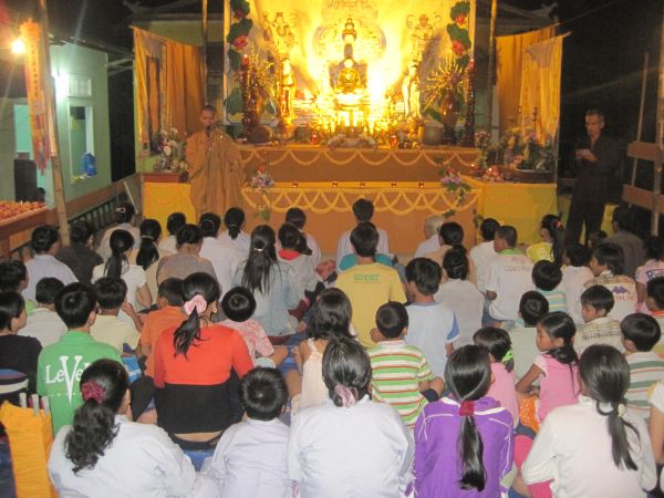 Quảng Ngãi: Huyền diệu đêm đốt nến cầu nguyện và phát 500 phần quà Trung thu