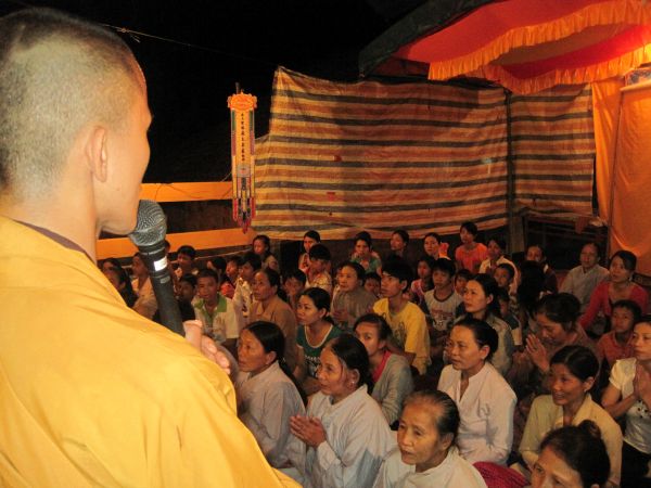 Quảng Ngãi: Huyền diệu đêm đốt nến cầu nguyện và phát 500 phần quà Trung thu