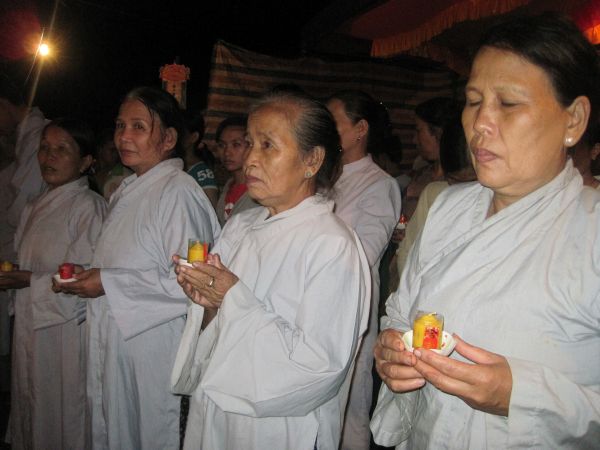 Quảng Ngãi: Huyền diệu đêm đốt nến cầu nguyện và phát 500 phần quà Trung thu