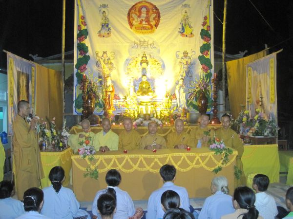 Quảng Ngãi: Huyền diệu đêm đốt nến cầu nguyện và phát 500 phần quà Trung thu