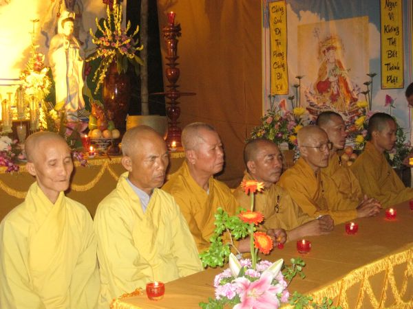 Quảng Ngãi: Huyền diệu đêm đốt nến cầu nguyện và phát 500 phần quà Trung thu