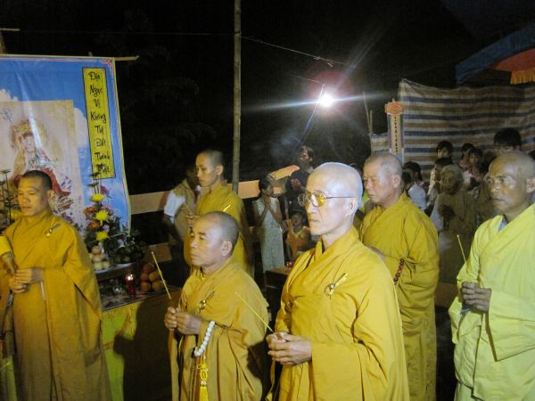 Quảng Ngãi: Huyền diệu đêm đốt nến cầu nguyện và phát 500 phần quà Trung thu