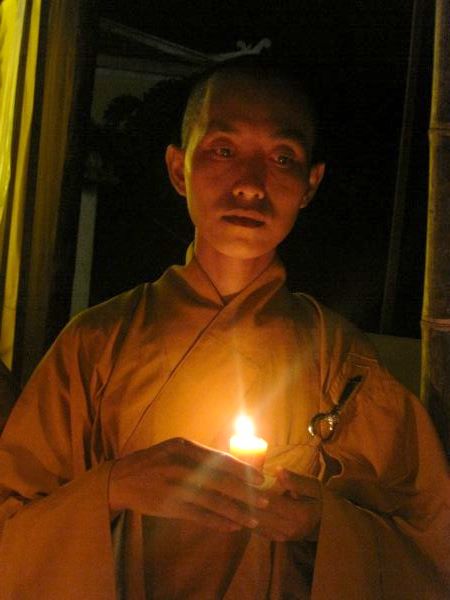 Quảng Ngãi: Huyền diệu đêm đốt nến cầu nguyện và phát 500 phần quà Trung thu