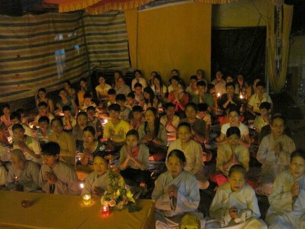 Quảng Ngãi: Huyền diệu đêm đốt nến cầu nguyện và phát 500 phần quà Trung thu