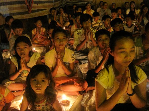 Quảng Ngãi: Huyền diệu đêm đốt nến cầu nguyện và phát 500 phần quà Trung thu