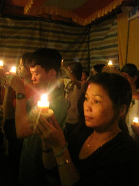 Quảng Ngãi: Huyền diệu đêm đốt nến cầu nguyện và phát 500 phần quà Trung thu