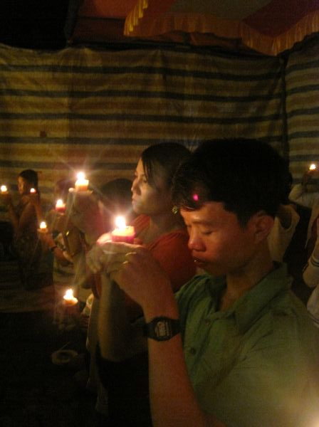 Quảng Ngãi: Huyền diệu đêm đốt nến cầu nguyện và phát 500 phần quà Trung thu