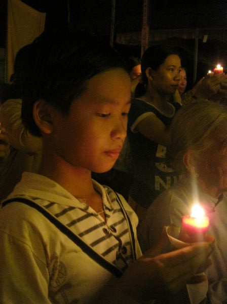 Quảng Ngãi: Huyền diệu đêm đốt nến cầu nguyện và phát 500 phần quà Trung thu