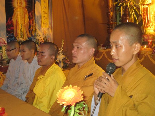 Quảng Ngãi: Huyền diệu đêm đốt nến cầu nguyện và phát 500 phần quà Trung thu